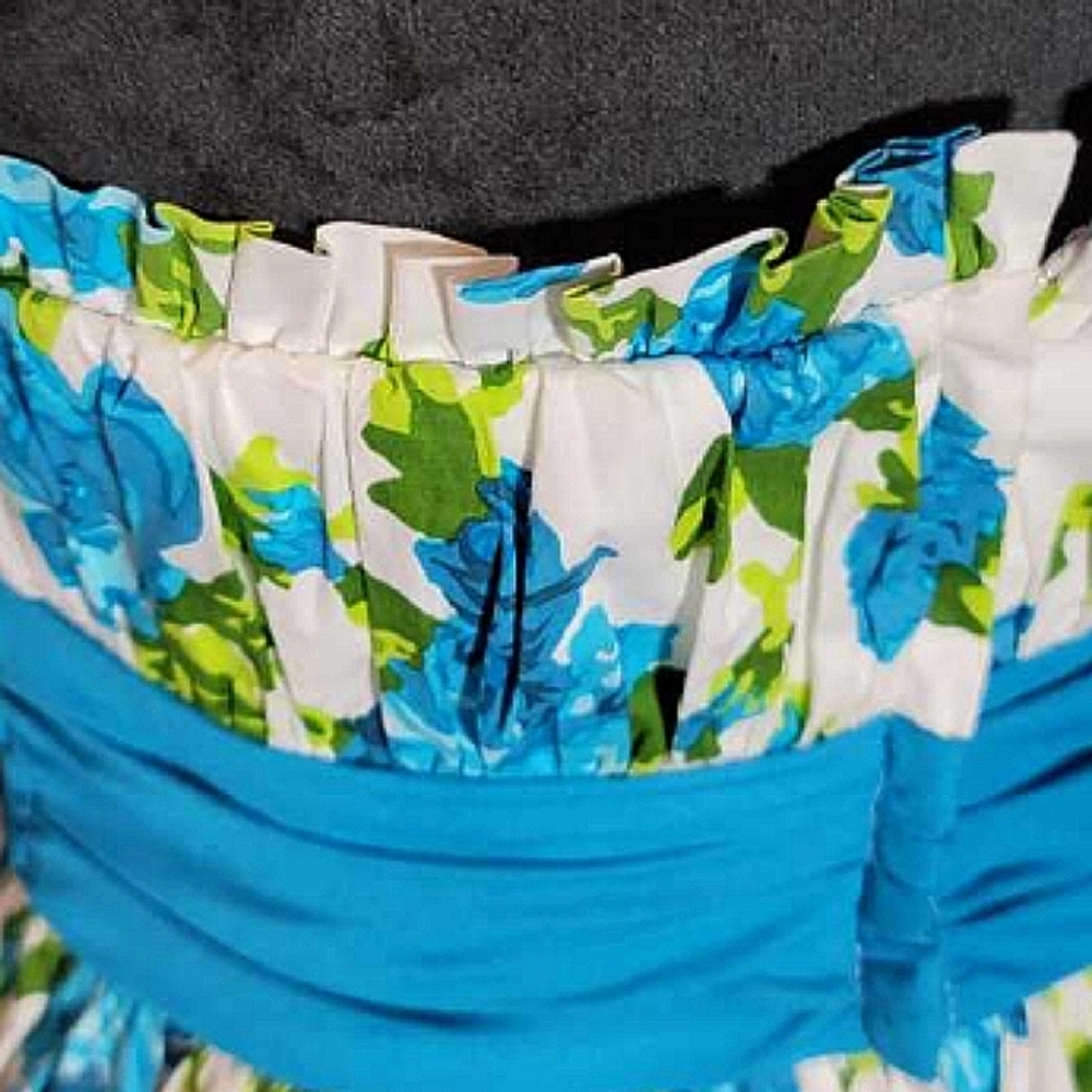 BETSEY JOHNSON Women's White / Blue Floral Strapless Fit & Flare Dress. Size 6 - Picture 4 of 8